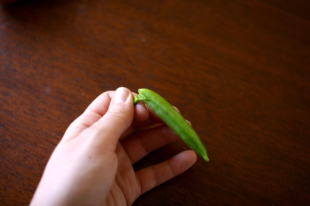 How to open a pea pod
