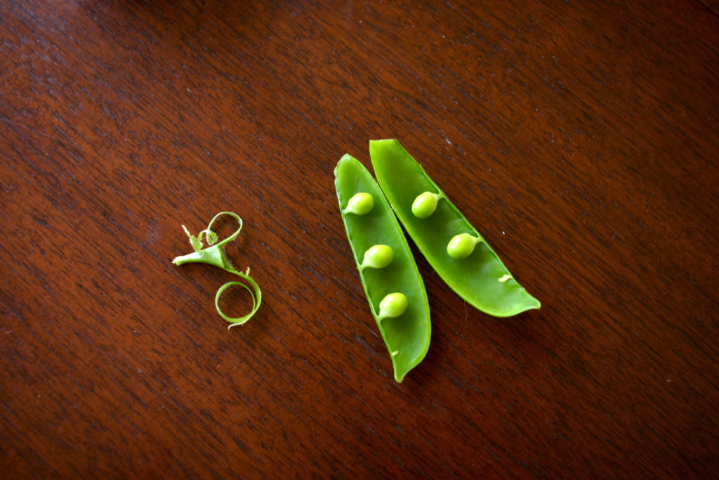 How to open a pea pod